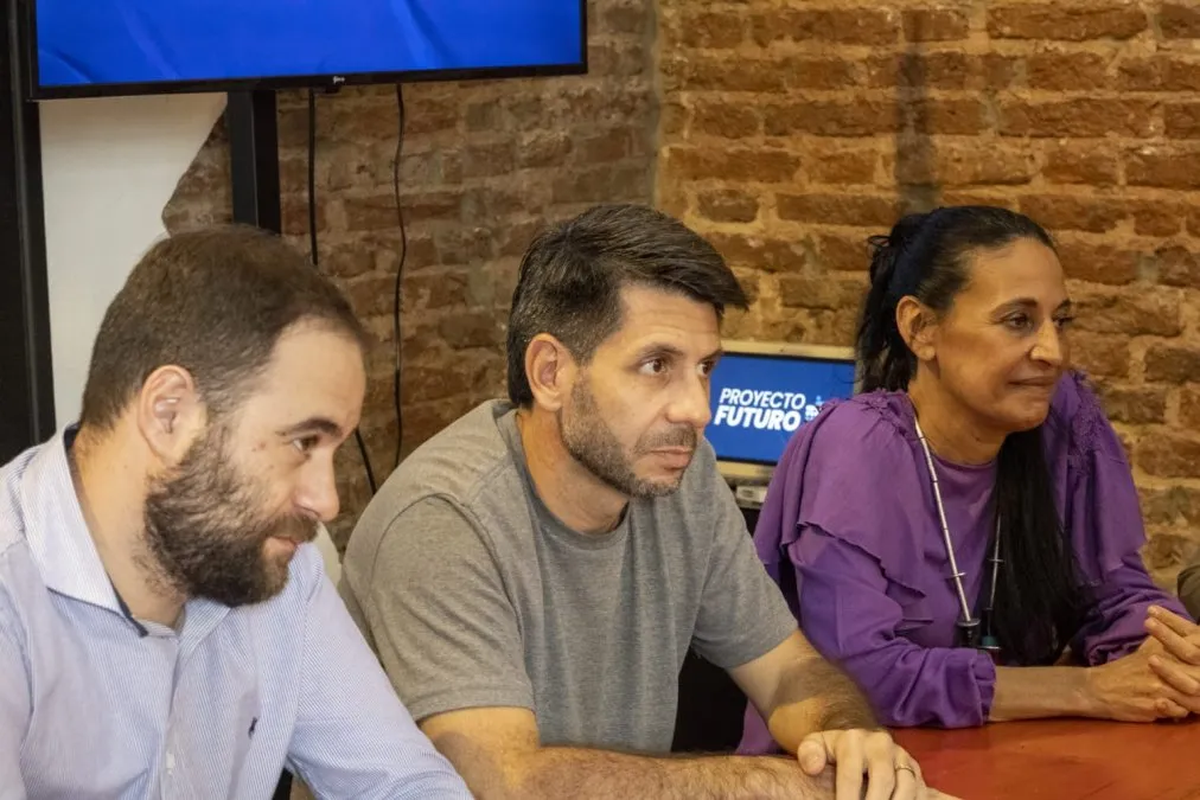 El precandidato a intendente del Proyecto Futuro, Federico Fulini, junto a los integrantes de una de las nóminas que irán a internas para llegar al Concejo en estas elecciones Santa Fe 2023.