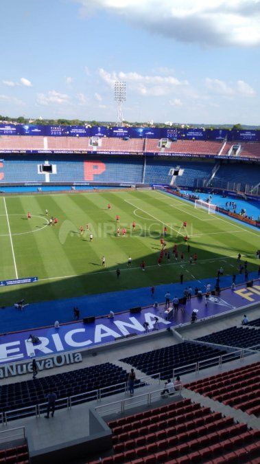 Col&oacute;n realiz&oacute; el reconocimiento del campo de juego en el estadio La Nueva Olla