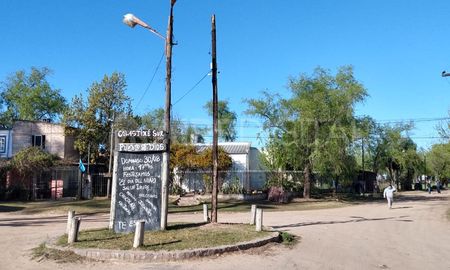 Con cincuenta años en el barrio, la vecinalista aseguró que desde hace muchos años no se hace ningún trabajo a la zona. Con cincuenta años en el barrio, la vecinalista aseguró que desde hace muchos años no se hace ningún trabajo a la zona.