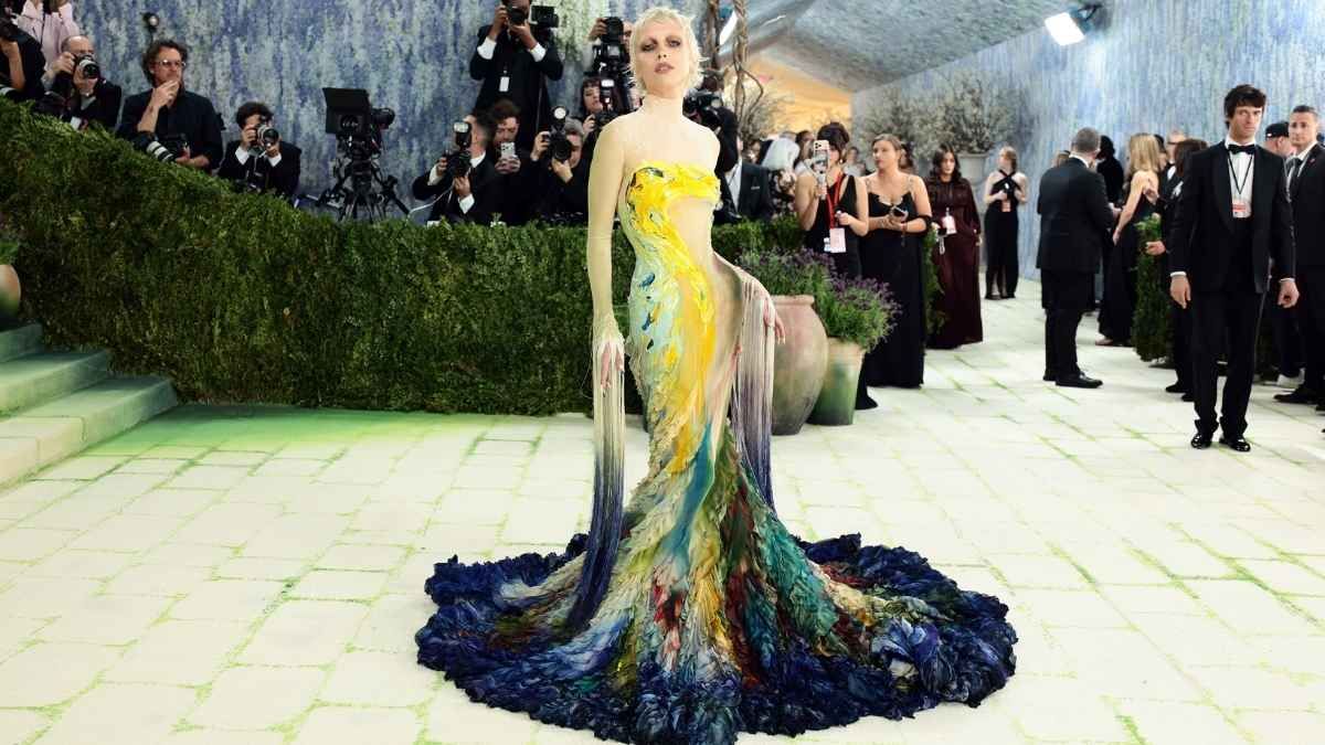 Emma Chamberlain está a cargo de la cobertura de la alfombra roja en la Met Gala.&nbsp;