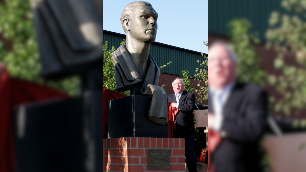 El viernes 21 de mayo de 2010, en Hollenstedt –ciudad en la que vivió casi 55 años, y donde está sepultado–, se inauguró un busto de Max Schemeling. La escultura de bronce, con una base de dos metros de altura, fue diseñada por el escultor Carsten Eggers. Además, otro busto perpetúa su memoria en Klein Luckow, donde el ex rey pesado nació el 28 de septiembre de 1905. El viernes 21 de mayo de 2010, en Hollenstedt –ciudad en la que vivió casi 55 años, y donde está sepultado–, se inauguró un busto de Max Schemeling. La escultura de bronce, con una base de dos metros de altura, fue diseñada por el escultor Carsten Eggers. Además, otro busto perpetúa su memoria en Klein Luckow, donde el ex rey pesado nació el 28 de septiembre de 1905.
