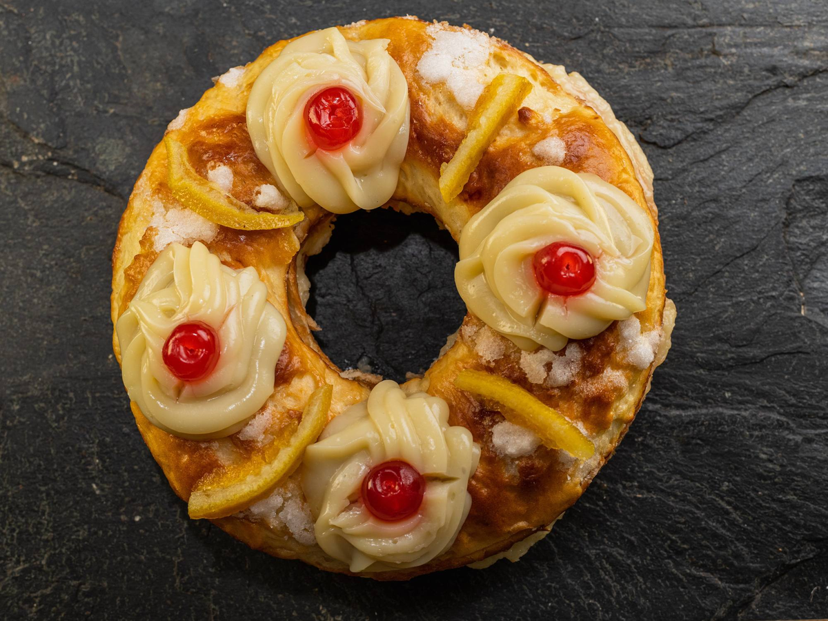 La rosca de Pascuas es un clásico que no puede faltar en Semana Santa y es perfecta para disfrutar junto a la familia. La rosca de Pascuas es un clásico que no puede faltar en Semana Santa y es perfecta para disfrutar junto a la familia.