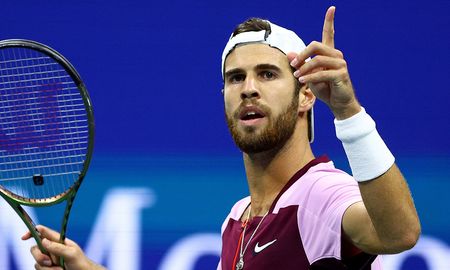 Karen Khachanov derrotó a kick Kyrgios y avanzó a semifinales del US Open, donde se cruzará con el noruego Casper Ruud. Karen Khachanov derrotó a kick Kyrgios y avanzó a semifinales del US Open, donde se cruzará con el noruego Casper Ruud.