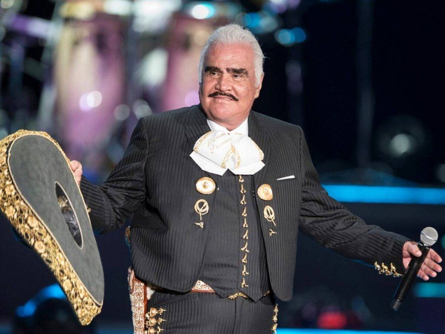 El legendario cantante, Vicente Fernández, de 81 años, fue internado este fin de semana para ser operado de emergencia, tras sufrir una caída en su rancho.