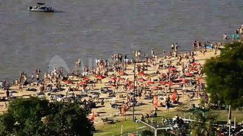 A pesar de la pandemia de coronavirus, las playas de la ciudad de Santa Fe son el centro neurálgico frente a un calor agobiante.
