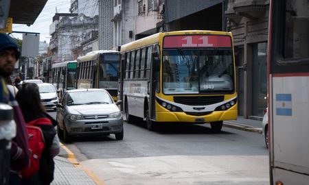 La crisis del transporte urbano de pasajeros por colectivos volvió a quedar en el centro del debate en la ciudad de Santa Fe. La crisis del transporte urbano de pasajeros por colectivos volvió a quedar en el centro del debate en la ciudad de Santa Fe.