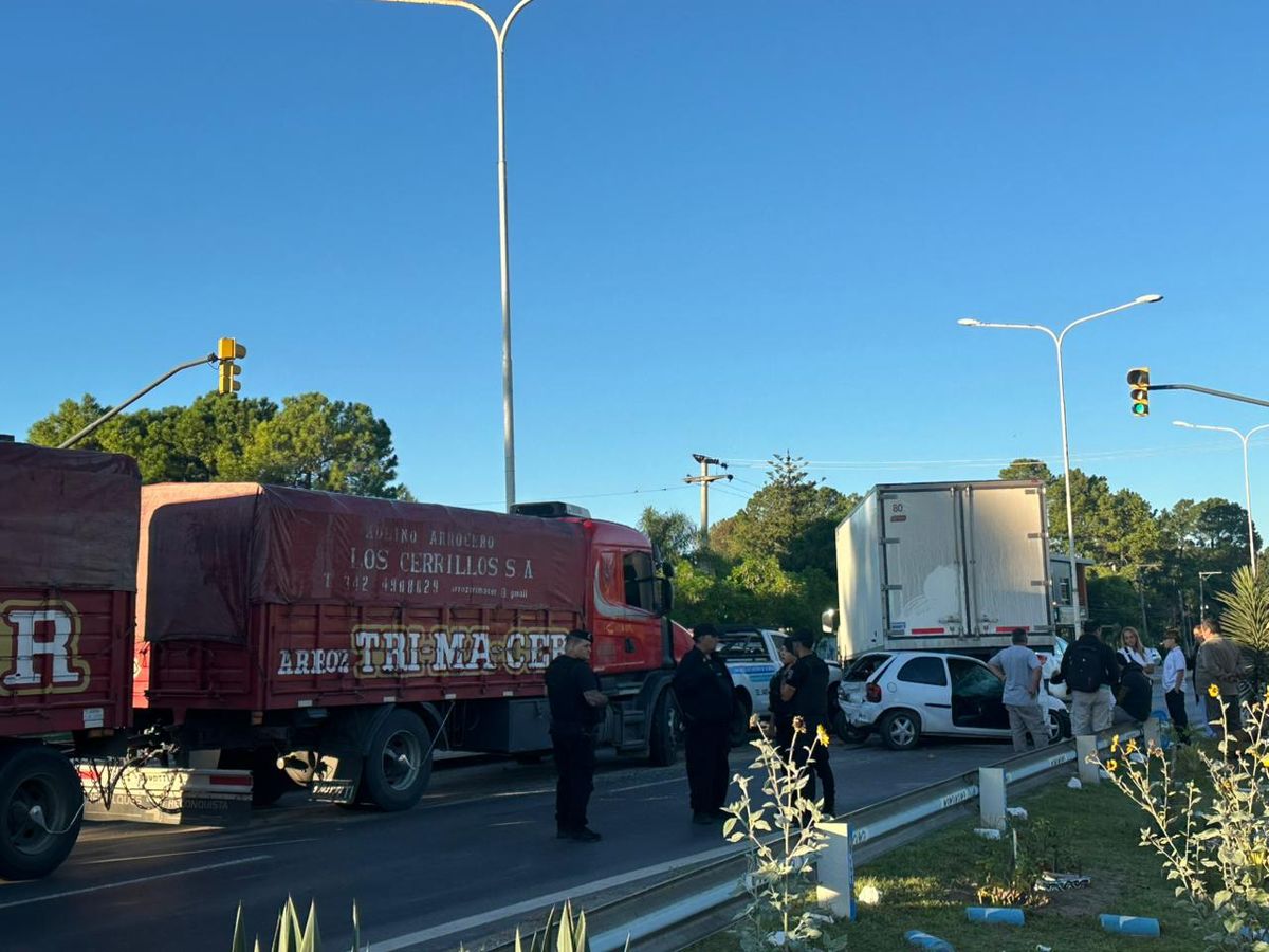 El accidente involucr&oacute; a dos camiones, dos camionetas y un auto en la Ruta Provincial 1.