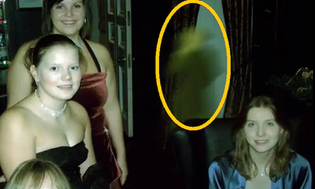Les apareció un fantasma en la foto de su casamiento y generaron terror en las redes sociales al compartirla. Les apareció un fantasma en la foto de su casamiento y generaron terror en las redes sociales al compartirla.