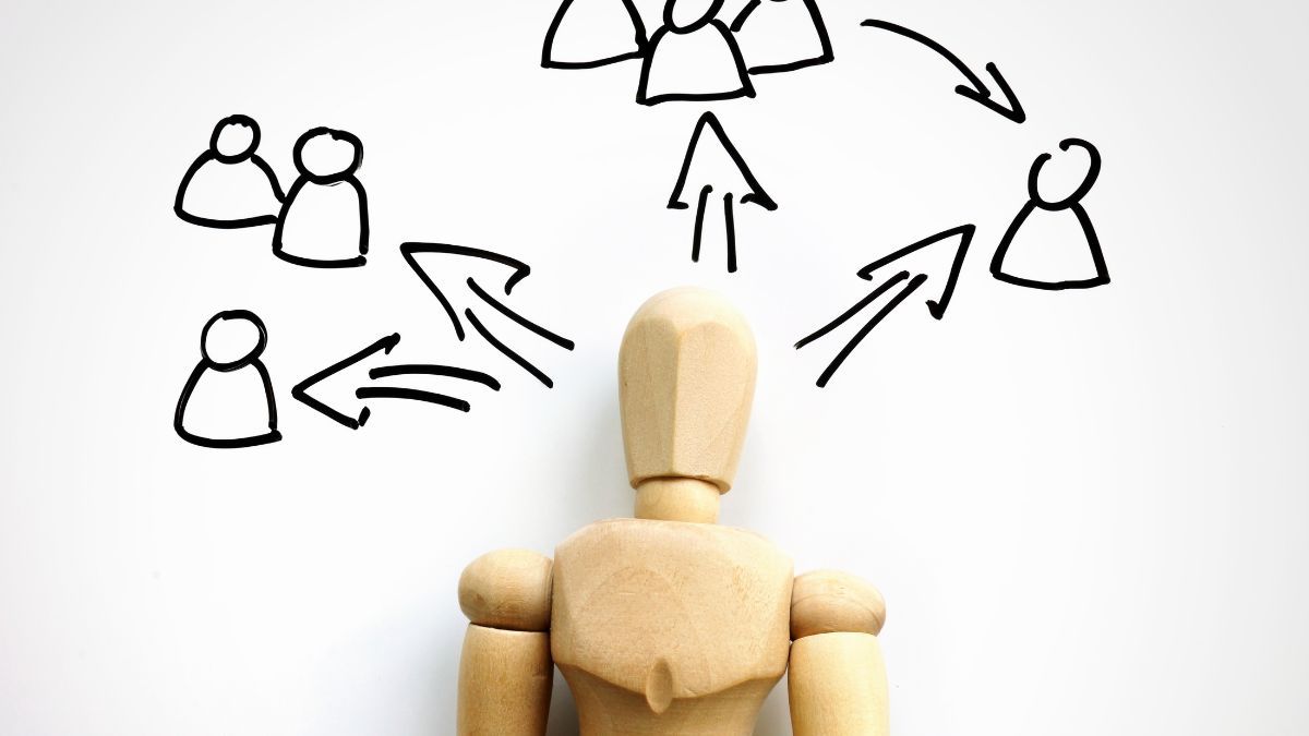 Entender los esquemas Ponzi y las estafas piramidales esesencial para protegerse de fraudes financieros.