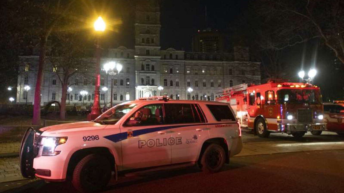 Apenas conocido los ataques, la policía alertó a la población de que se buscaba intensamente a un hombre que había asesinado a varias personas con un arma blanca.