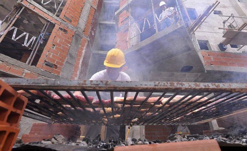 Descubrieron por qué el "asado de obra" tiene un gusto inigualable. Descubrieron por qué el "asado de obra" tiene un gusto inigualable.