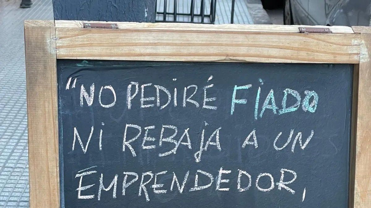 El polémico cartel que desató un acalorado debate en Twitter: Pago calladito