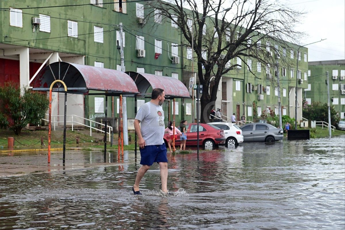 El agua provocó el anegamiento en varias calles de la ciudad de Santa Fe. El agua provocó el anegamiento en varias calles de la ciudad de Santa Fe.