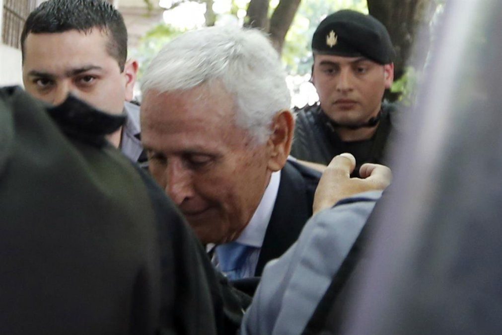 Los médicos especialistas concluyeron que Etchecolatz “requiere la asistencia de un cuidador de adultos mayores las 24 horas del día”.