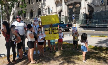Un grupo de familiares de una de las niñas se congregó en la puerta de los tribunales mientras la menor brindaba su testimonio en Cámara Gesell Un grupo de familiares de una de las niñas se congregó en la puerta de los tribunales mientras la menor brindaba su testimonio en Cámara Gesell