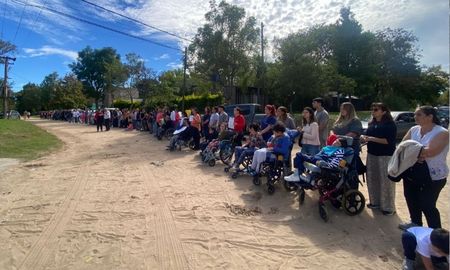Familiares, trabajadores y vecinos realizaron un abrazo simbólico en la asociación civil Un Mundo Especial, en Colastiné Norte. Familiares, trabajadores y vecinos realizaron un abrazo simbólico en la asociación civil Un Mundo Especial, en Colastiné Norte.