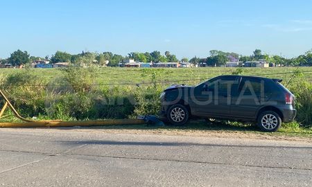 Una persona que conducía un Fiat Palio perdió el control y chocó una columna de alumbrado público Una persona que conducía un Fiat Palio perdió el control y chocó una columna de alumbrado público