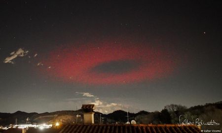 La espectacular fotografía de Valter Binotto en donde se ve el anillo rojo en el cielo de Italia. La espectacular fotografía de Valter Binotto en donde se ve el anillo rojo en el cielo de Italia.