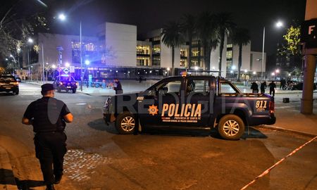 Tras este nuevo ataque, crece la preocupación sobre si existen las condiciones de seguridad para que se juzgue al líder de Los Monos en un edificio que es todo vidriado. Tras este nuevo ataque, crece la preocupación sobre si existen las condiciones de seguridad para que se juzgue al líder de Los Monos en un edificio que es todo vidriado.