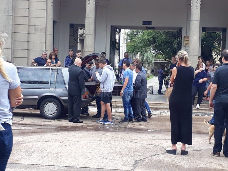 Esperanza llora tras el último adiós a Agustina Imvinkelried