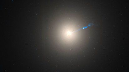 La galaxia Messier 87 (M87), tomada por el telescopio espacial Hubble. Es una imagen compuesta de observaciones visibles e infrarrojas para resolver el chorro azul. Acá se logró la primera foto de un agujero negro supermasivo en el 2019.