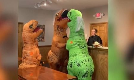 Viral: un casamiento de dinosaurios. Viral: un casamiento de dinosaurios.