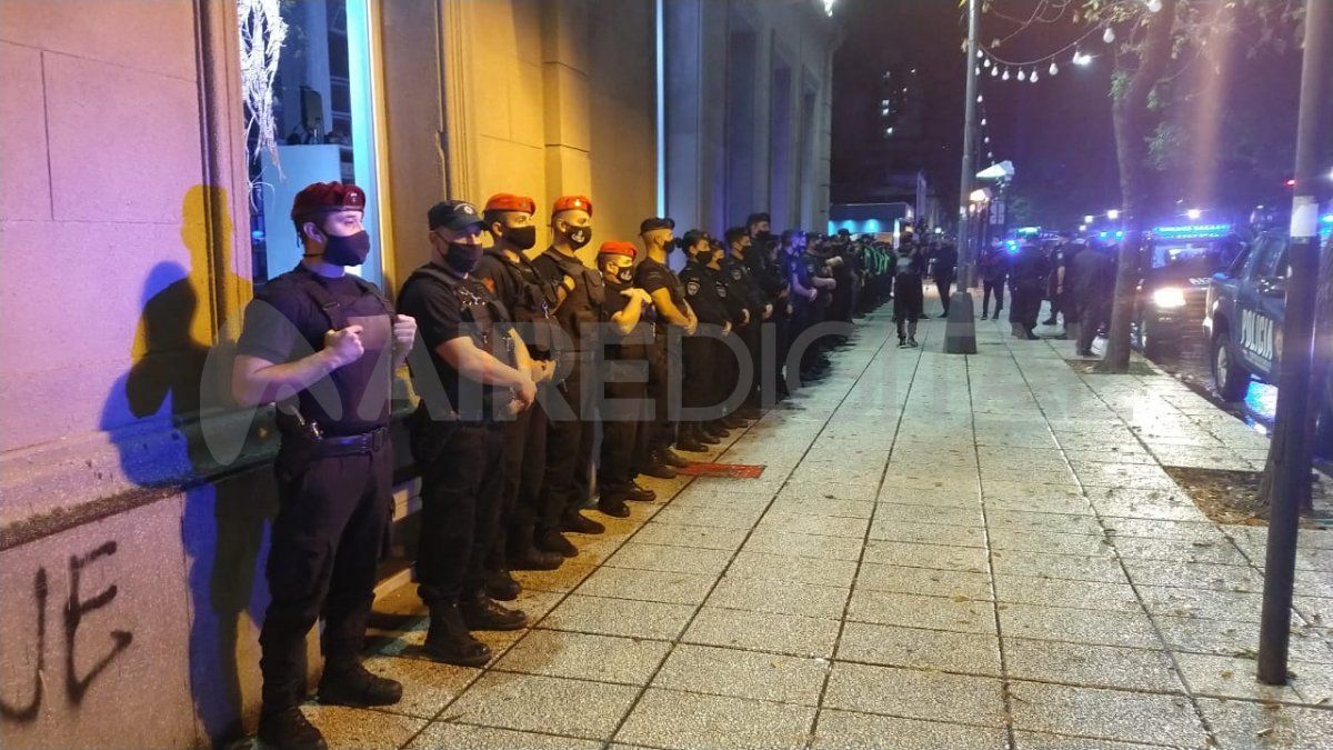 Policías de la URI, fuerzas federales y trabajadores del Municipio desplegaron controles de restricciones, protocolos y circulación desde este viernes en la ciudad de Santa Fe.