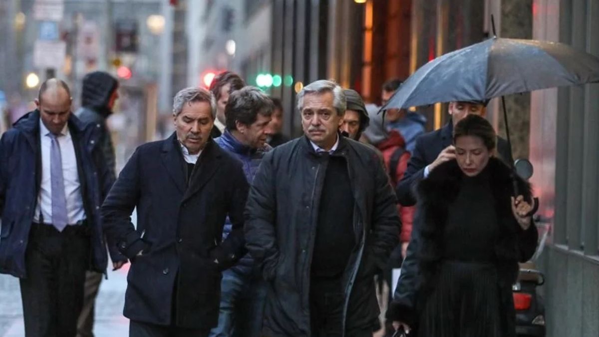 Alberto Fern&aacute;ndez y Fabiola Ya&ntilde;ez caminan por las calles de Berl&iacute;n junto al resto de su delegaci&oacute;n. Foto: presidencia