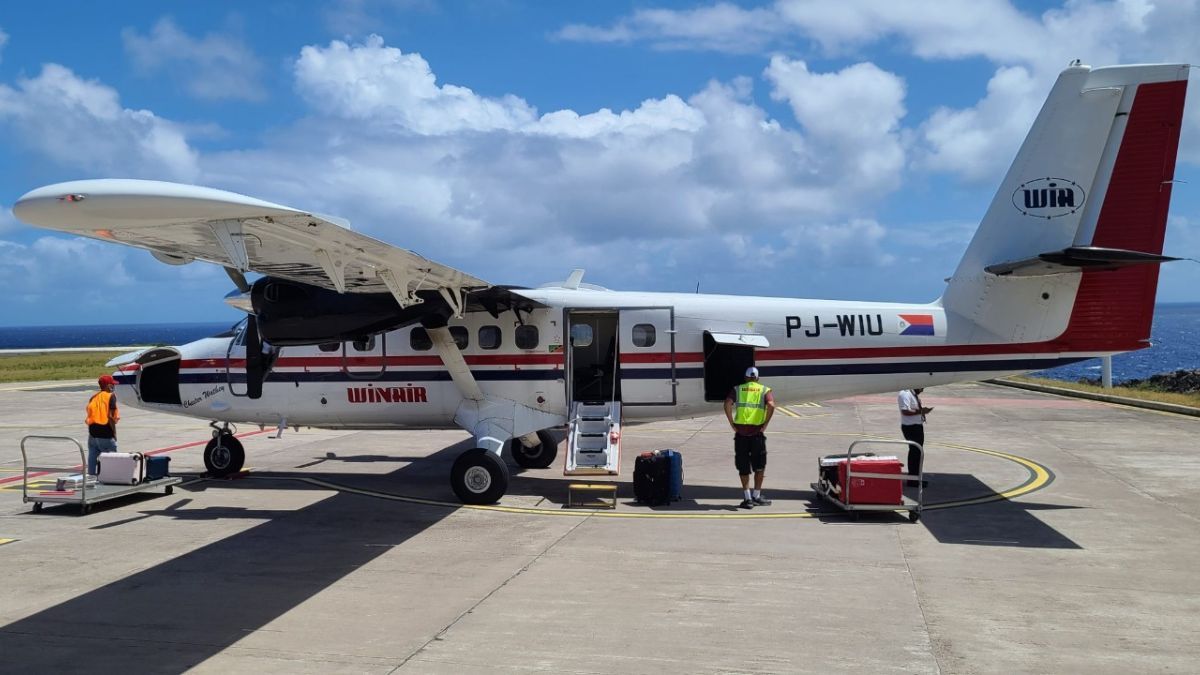 La compañía aérea caribeña Winair cubre la ruta a Saba desde las islas vecinas de St Maarten (con origen y llegada en el famoso aeropuerto internacional Princesa Juliana) y St Eustatius con biturbohélices Twin Otter, con una frecuencia diaria de cuatro vuelos en temporada alta, y cuya duración es de 15 minutos. La compañía aérea caribeña Winair cubre la ruta a Saba desde las islas vecinas de St Maarten (con origen y llegada en el famoso aeropuerto internacional Princesa Juliana) y St Eustatius con biturbohélices Twin Otter, con una frecuencia diaria de cuatro vuelos en temporada alta, y cuya duración es de 15 minutos.