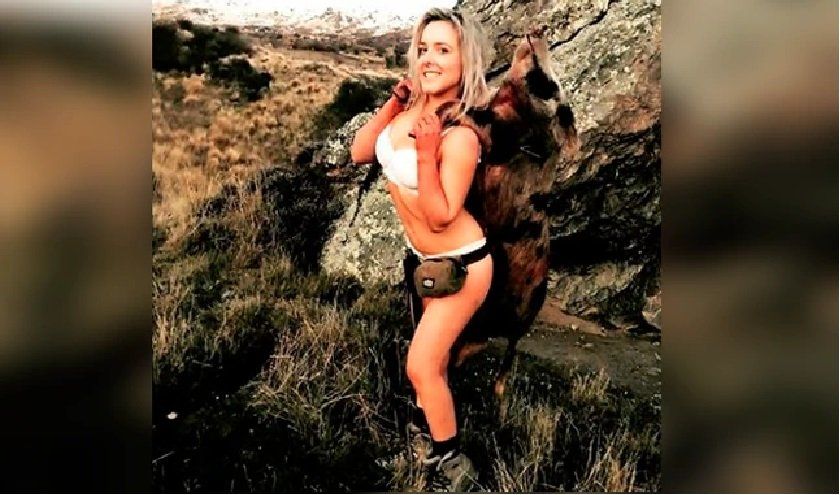 Cazadora posa semidesnuda en Instagram con animales que asesinó y está amenazada de muerte