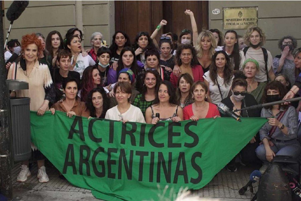 Actrices Argentinas piden un fallo contundente contra el actor Juan Darthés por abuso sexual.