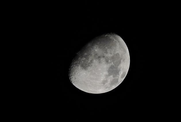 En un eclipse parcial de Luna, ésta no queda cubierta por completo por la sobra de la Tierra.