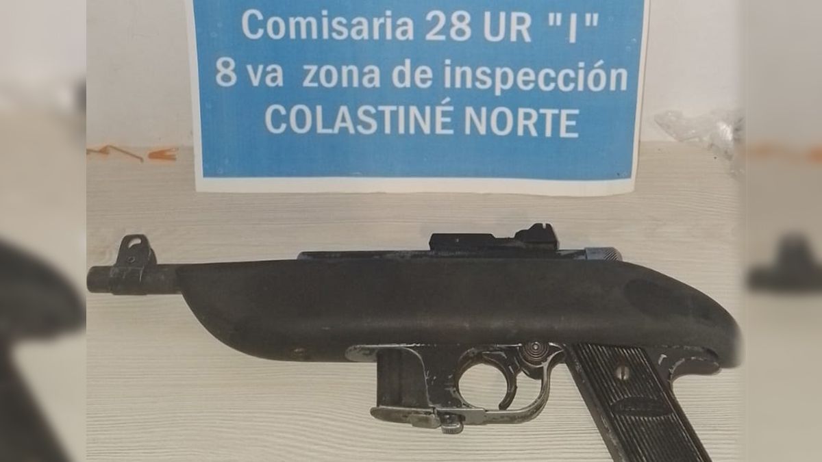 Al hombre detenido le secuestraron un pistolón negro.&nbsp;