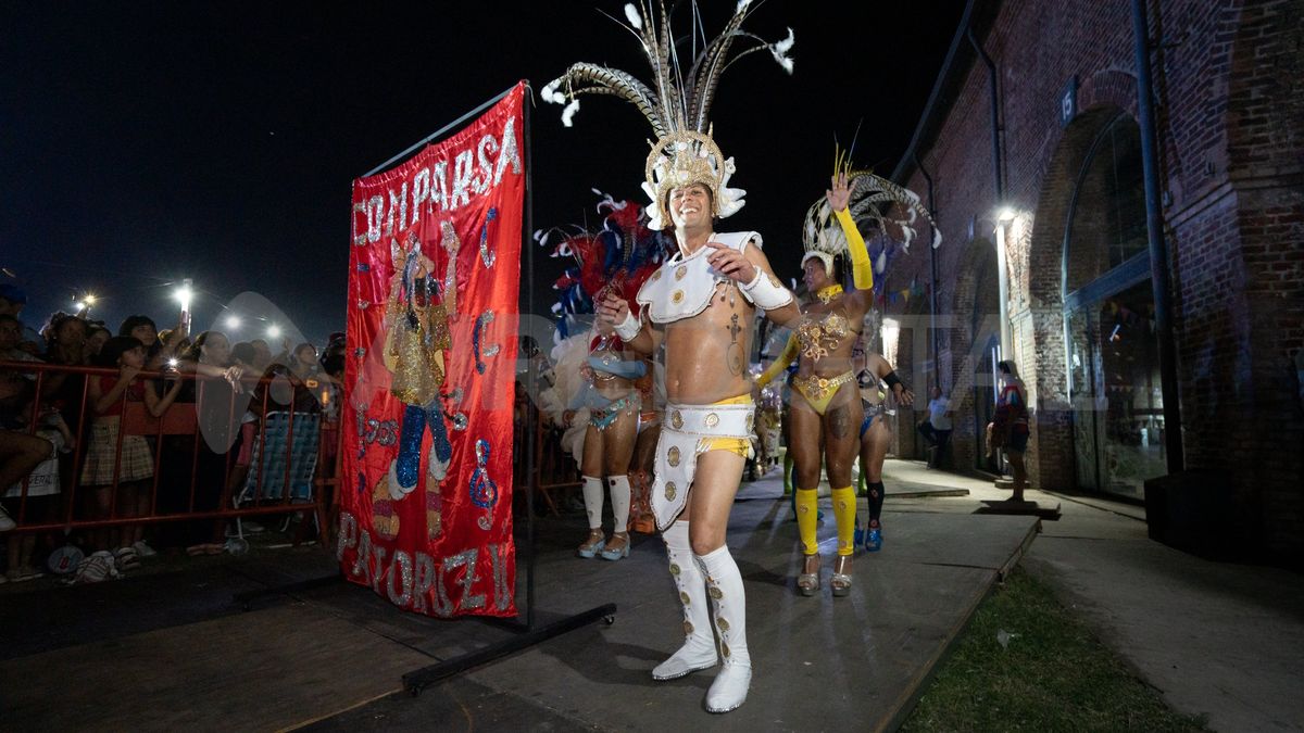 La comparsa 29 de Abril Show - Patoruzú se presentó con la temática de la música tropical.