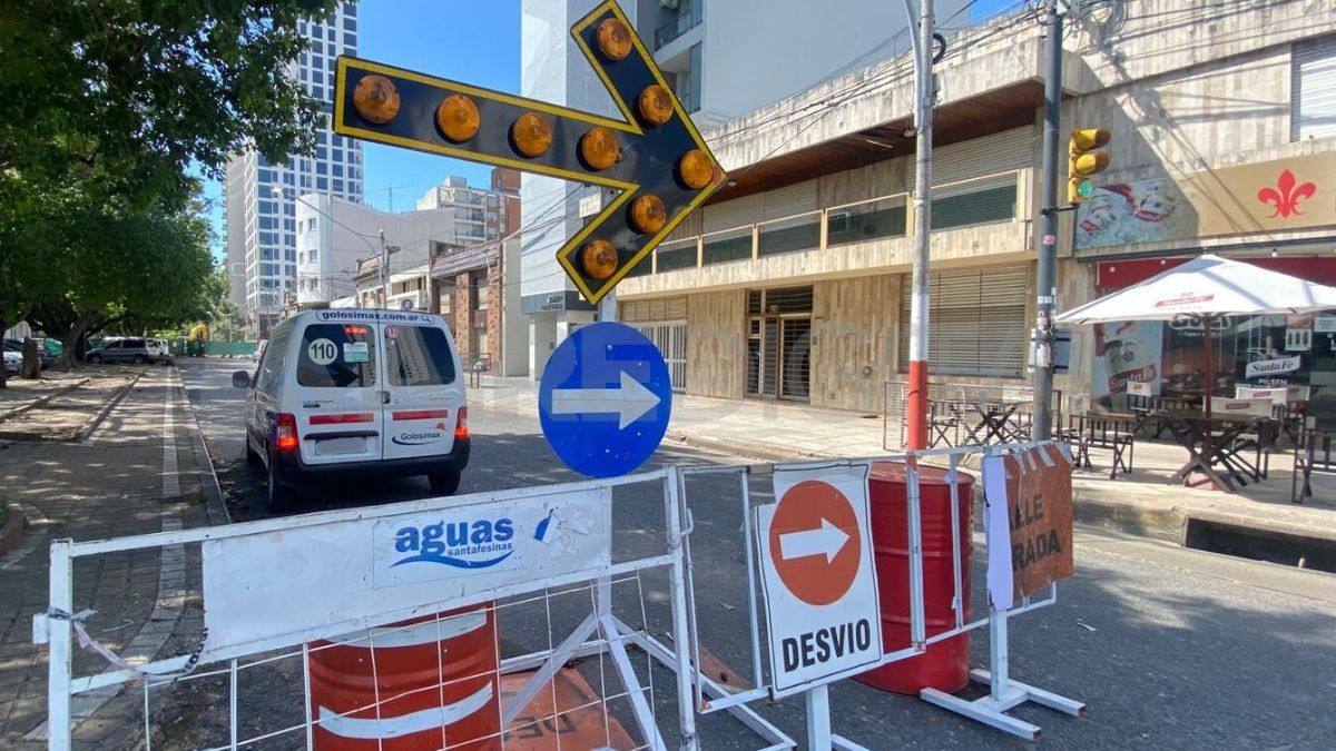 Continúan los cortes de calles en la zona del socavón Bulevar Pellegrini.