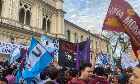 Una de las protestas contra el veto a la Ley de Financiamiento Universitario que se realizó en Santa Fe. Una de las protestas contra el veto a la Ley de Financiamiento Universitario que se realizó en Santa Fe.