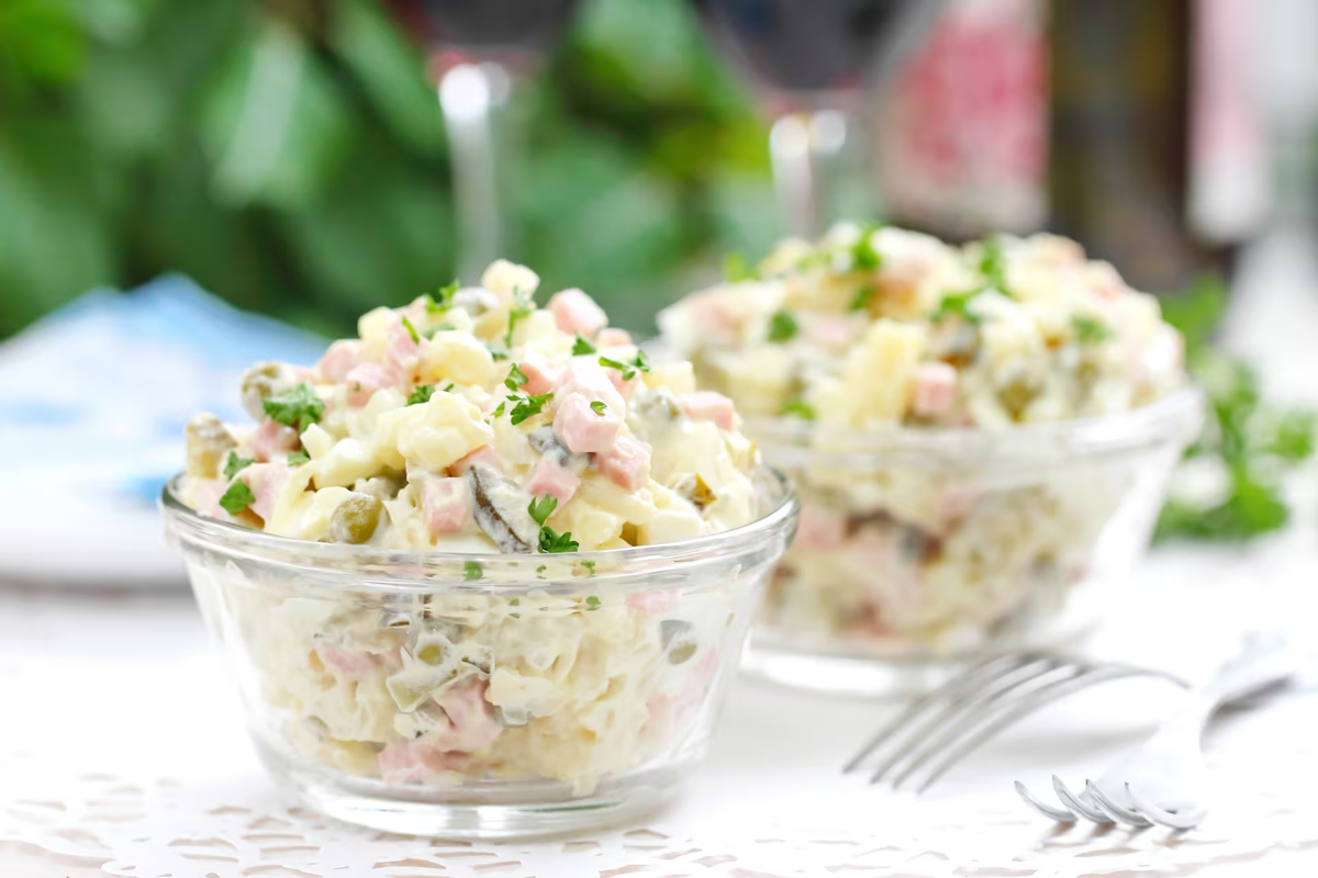 La ensalada de papas es un plato que no puede faltar en la cena navideña. La ensalada de papas es un plato que no puede faltar en la cena navideña.