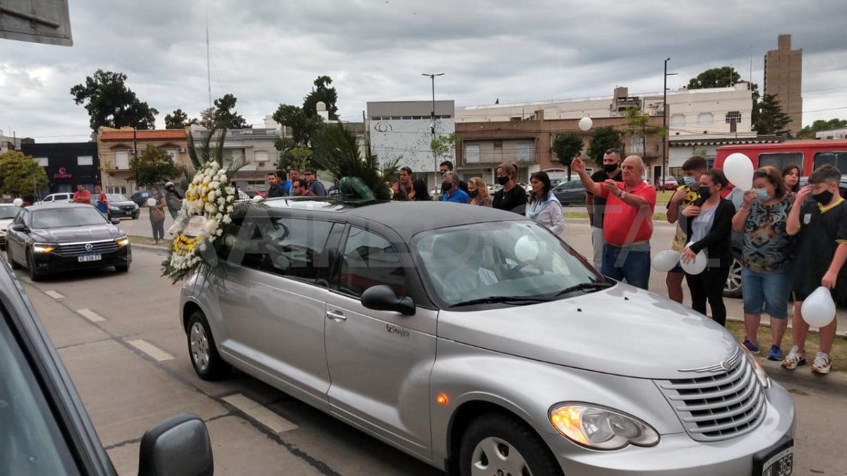 Cuando cruzó el coche fúnebre por el Club Unión, se soltaron los globos.