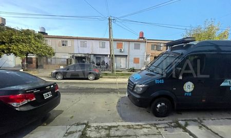 La irrupción en los domicilios se hizo con grupos tácticos de la PFA. La irrupción en los domicilios se hizo con grupos tácticos de la PFA.