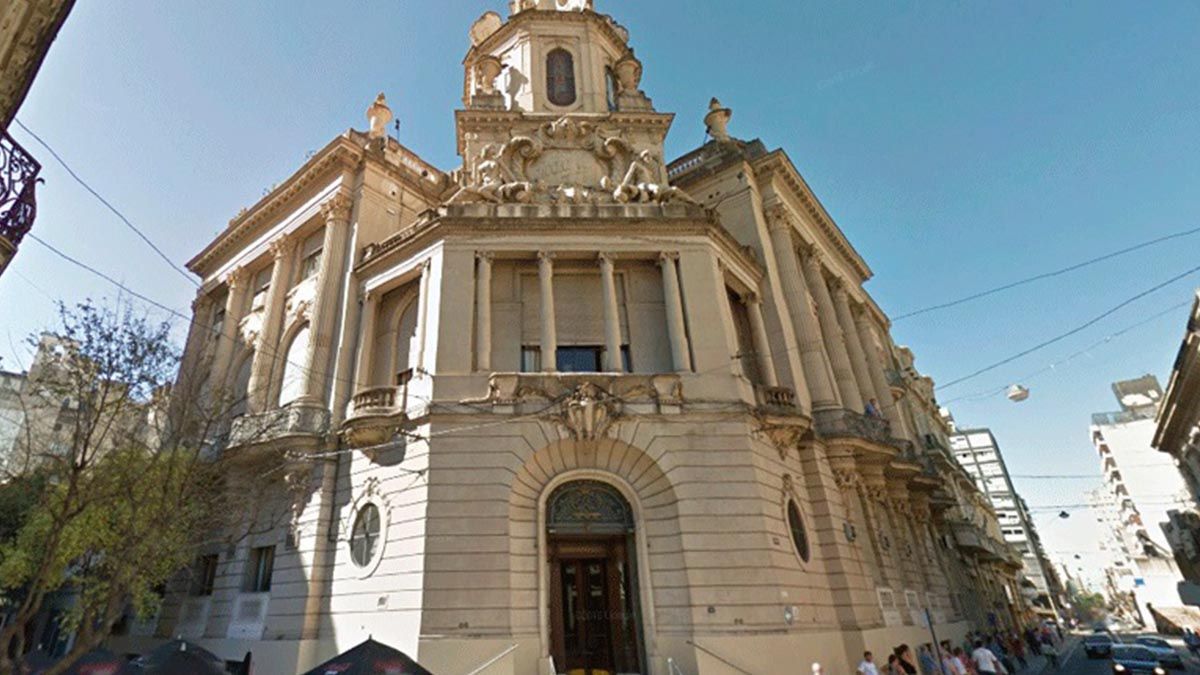 Uno de los condenados era empleado de Jockey Club de Rosario y entreg&oacute; dos cheques destinados a la mutual a un c&oacute;mplice