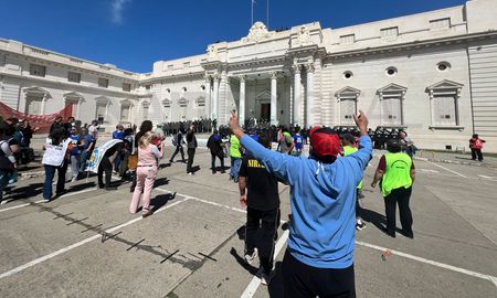 Cuando a mediados de septiembre de 2024 se aprobó la reforma jubilatoria en Santa Fe, se produjeron fuertes disturbios frente a la Legislatura provincial. Cuando a mediados de septiembre de 2024 se aprobó la reforma jubilatoria en Santa Fe, se produjeron fuertes disturbios frente a la Legislatura provincial.
