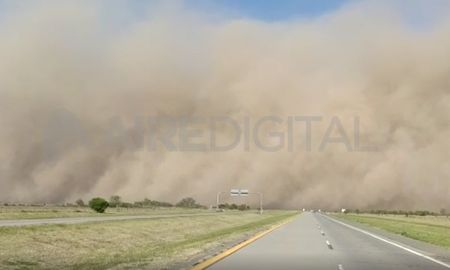 Así se vio la tierra que levantó el fuerte viento en la Autovía 19 entre Santa Fe y Córdoba y complicó el tránsito. Así se vio la tierra que levantó el fuerte viento en la Autovía 19 entre Santa Fe y Córdoba y complicó el tránsito.