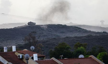 Un tanque israelí maniobra cerca de la frontera entre Israel y Gaza, en el lado israelí, visto desde Israel, 29 de octubre de 2023 Foto NA: REUTERS/Evelyn Hockstein Un tanque israelí maniobra cerca de la frontera entre Israel y Gaza, en el lado israelí, visto desde Israel, 29 de octubre de 2023 Foto NA: REUTERS/Evelyn Hockstein
