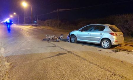 Este viernes por la noche en Quintana y Belgrano de la ciudad de Santa Fe se produjo un choque entre un auto y una moto que dejó un adolescente en grave estado Este viernes por la noche en Quintana y Belgrano de la ciudad de Santa Fe se produjo un choque entre un auto y una moto que dejó un adolescente en grave estado
