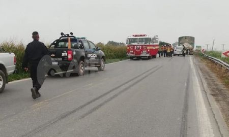Peritajes. Los agentes policiales, junto con Bomberos arribaron al lugar del siniestro. Peritajes. Los agentes policiales, junto con Bomberos arribaron al lugar del siniestro.