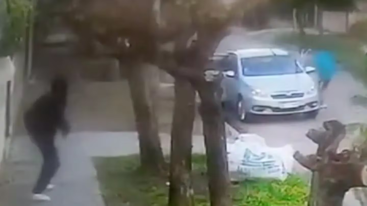 Horror en Laferrere: se subió al capot del auto para evitar que se lo roben y lo llevaron colgado durante cinco cuadras