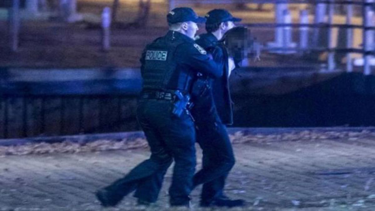 El joven detenido tiene 20 años.