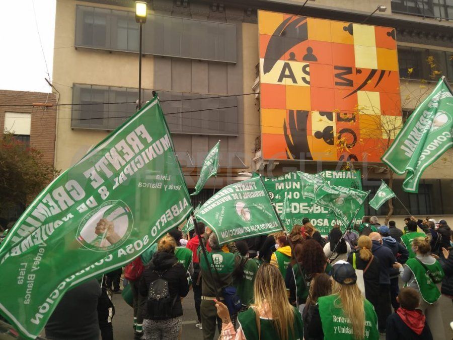 Un sector de los trabajadores municipales se manifestaron frente a Asoem.