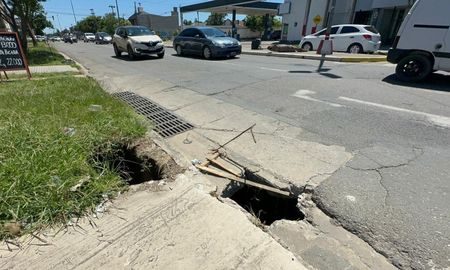 Un profundo socavón apareció tras las intensas lluvias en la intersección de avenida López y Planes y Mariano Comas. Un profundo socavón apareció tras las intensas lluvias en la intersección de avenida López y Planes y Mariano Comas.