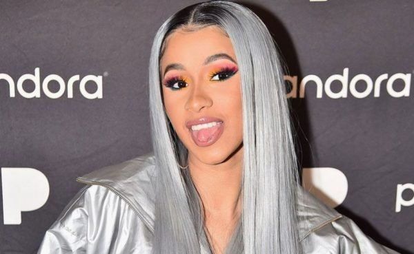 Cardi B fue sorprendida haciendo poses HOT en el mar